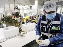 自衛隊、氷見で炊き出し　２００人分、避難所に笑顔