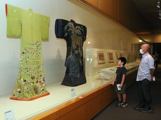 浮世絵や着物、新たに８７点　県水墨美術館、「どうぶつ百景」後期展始まる