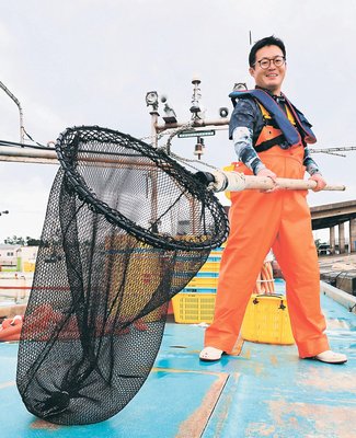 ＜私の相棒＞１１　ホタルイカ漁のたも網<br />漁師・笹木雄介さん（３７）滑川市