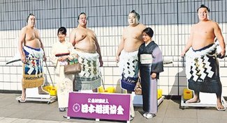 等身大パネル４横綱とパチリ　番記者通信