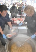 “うまいもん”求め行列　ひみ食彩まつり、熱々の海鮮鍋が人気
