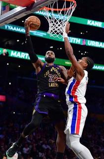 八村は右脚痛で欠場