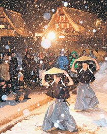 合掌造り幻想的　南砺・菅沼集落でライトアップ、麦屋節を披露