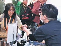 廃校でウイスキー飲み比べ　立山の旧日中上野小、２００種以上そろう