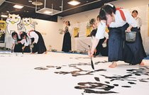 書で「スマホ申告」ＰＲ　魚津高書道部がパフォーマンス