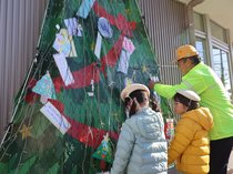 富山・堀川交番にイルミネーション点灯　園児が飾り付け、交通安全誓う