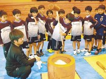 餅つきで食への関心高める　新川地域の少年サッカークラブ「ＧＲＡＮＺＡＳ ＦＣ」