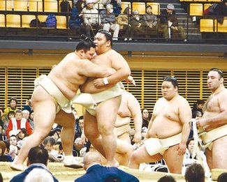 朝乃山　春巡業で稽古