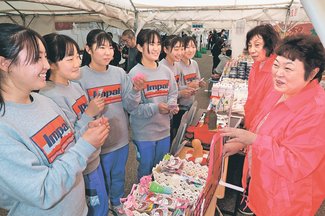 被災地活気、街に笑顔　震災乗り越え氷見で春中ハンド、市民ら「選手から元気」