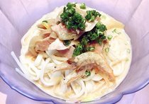 干しシロエビとベーコンと玉ネギのごまだれうどん