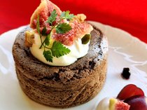 満足感広がる濃厚スイーツ　白ごまガトーショコラ【休日のレシピ(124)】