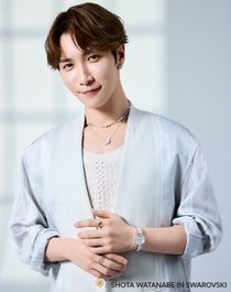 Snow Man渡辺翔太、Swarovski春夏の新作ジュエリーまとう　テーマは「Charming Love」