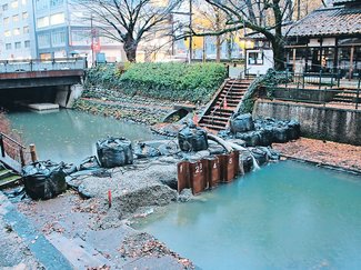 富山・松川復旧工事に遅れ、２６年３月まで　県議会で県が説明、川底硬く工法変更