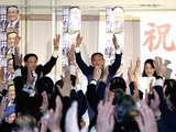 支持者たちと万歳三唱を行う藤井裕久氏＝富山市内のホテル