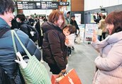 家族に見送られ、新幹線の改札口へ向かう帰省客＝富山駅