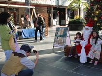 サンタと「ハイチーズ」　富山でゼロニイ マーケット、県内の１６店並ぶ