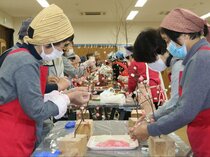 もち花で良い正月を　黒部・石田自治振興会、１５０本作り１人暮らし高齢者に贈る