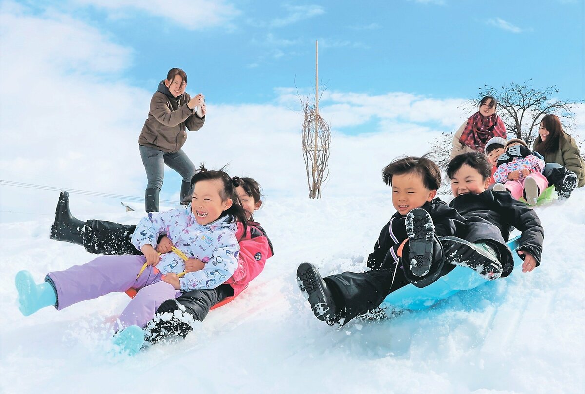 晴れ間にそり遊び 富山の公園｜北日本新聞webunプラス