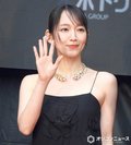 【東京国際映画祭】吉岡里帆、美デコルテあらわなドレス姿　ダブルピースでファンサービスも