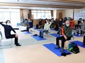 ヨガで体ぽかぽか　砺波・庄川健康プラザで教室