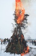 ６メートルのやぐら点火　富山・婦中熊野地区で左義長