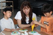 かまぼこに絵付けをする子どもら