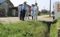 事故が起きた用水路を点検する参加者