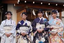 晴れ着はそれぞれの青色で「僕の見たかった青空」新成人４人が３周年公演に誓い