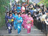 石段を上って千手寺に向かう丸まげに着物姿の女性たち＝氷見市幸町（上田友香撮影）