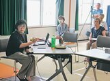 広島に原爆が投下された当時の様子を語る松田さん＝南砺市広瀬交流センター