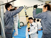 電気工事の魅力知って、高岡工芸生が作業体験　次世代の育成目指す