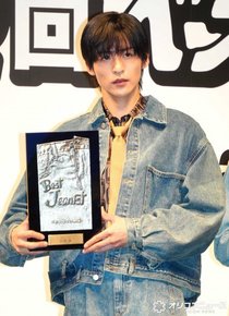 目黒蓮、ベストジーニスト受賞を今年も愛犬に報告　殿堂入りにも意欲「来年もワンちゃんに報告できるように…」