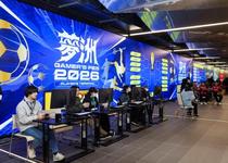 夢洲駅大画面でｅスポーツ