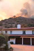 ロスの斜面下る炎、民家へ数十ｍ