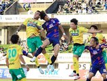 富山－千葉　前半、ヘディングで競り合う富山の松田（左から３人目）