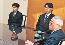 育成指名２選手が意欲　サンダーバーズの永森社長と本社訪問