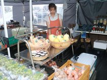 生産者こだわりの農産物いかが 上市「味蔵」元店長の山田さん、屋外直売所を開業