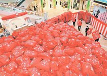 初売り準備着々　ファボーレ（富山）