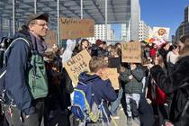 ドイツで若者が兵役反対デモ