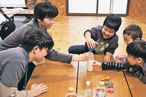 科学の楽しさ知って　県立大生が富山の学童保育施設で教室