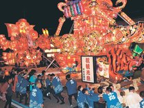 「行燈合わせ」大迫力　砺波・庄川観光祭