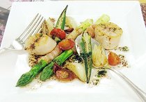 ホタテ貝の軽いソテーアスパラベーコン巻きと季節野菜