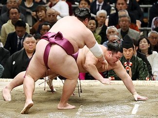 朝乃山、友風に屈し６敗目　春場所１３日目