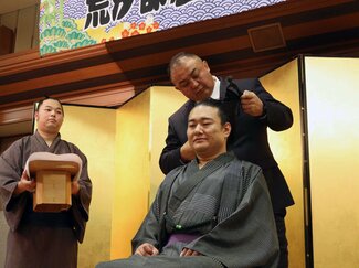 土俵人生に別れ　常川さん（南砺出身）断髪式で若隆景らがエール