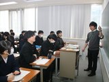 講師（右）の解説を聞く中学３年の受講生＝富山育英センター富山本部校中学部