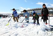 スコップなどを手に、元気よく除雪作業に励む子どもたち