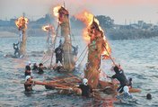 海上で激しく燃える「ネブタ」＝滑川市の中川原海岸