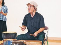 音楽の力 伝えたい 病経て教諭復帰の永原さん(高岡・牧野小)、児童とドラム演奏
