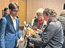 伝統の技、ＬＡで発信　米国で井波彫刻巡回展、下絵・荒彫り実演