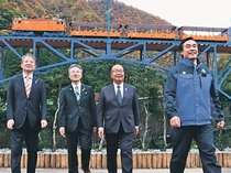 ３県知事、黒部峡谷の紅葉堪能　トロッコ電車で被災の影響視察<br />